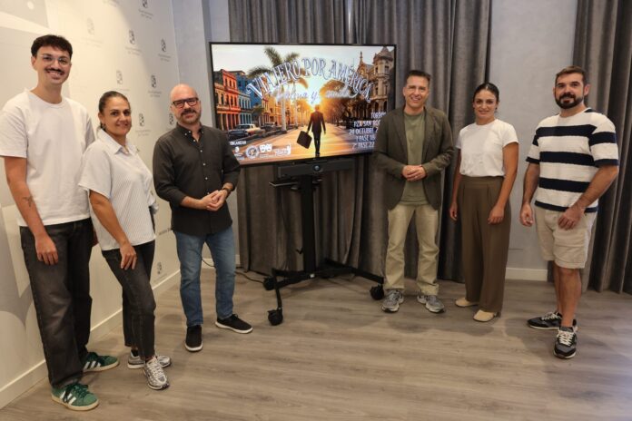Presentación de Viajero por América en Torrox con los organizadores junto al cartel