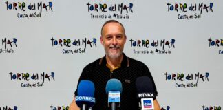 Archivada la denuncia de José Pino contra las 188 viviendas de EMVIPSA El concejal David Vilches, en rueda de prensa sobre las viviendas protegidas de EMVIPSA en Torre del Mar